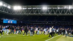 Scene șocante: fanii lui Espanyol au intrat pe teren pentru a-i lua la bătaie pe fotbaliștii Barcelonei, când aceștia sărbătoreau câștigarea titlului! Imaginile fac înconjurul planetei: „Rușine mondială” | VIDEO