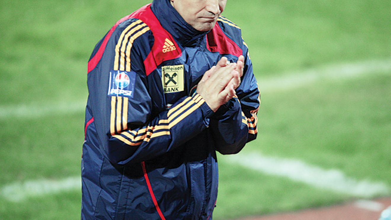 Pițurcă la pauza meciului: „Îi prindem pe contraatac!"