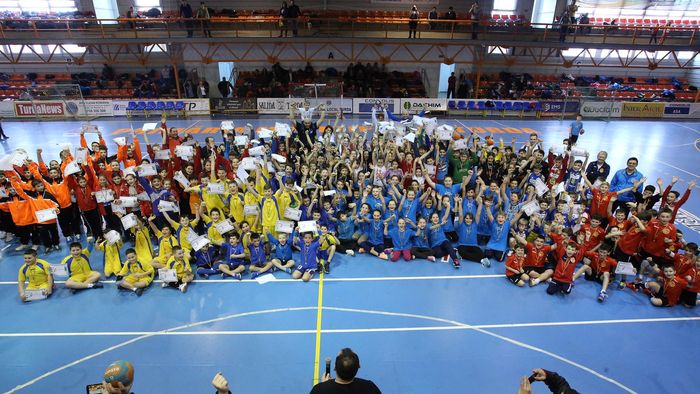 Un nou episod din "Handbal, sport național"! Aproape 300 de copii s-au bucurat de handbal la Turda