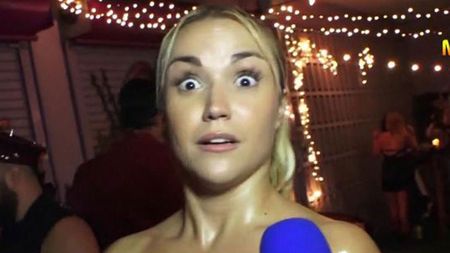 Imagini incredibile! O fostă comentatoare de curse moto a apărut goală-pușcă în club. Ce provocare a avut pentru bărbați