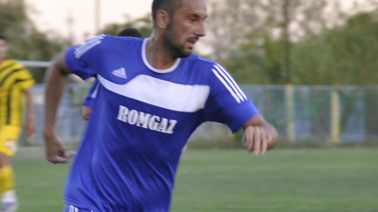 Boștină, prins între lumi paralele.** Se pregătește de 5 săptămâni cu o echipă, dar încă n-a fost legitimat. Cum a ajuns în această situație: