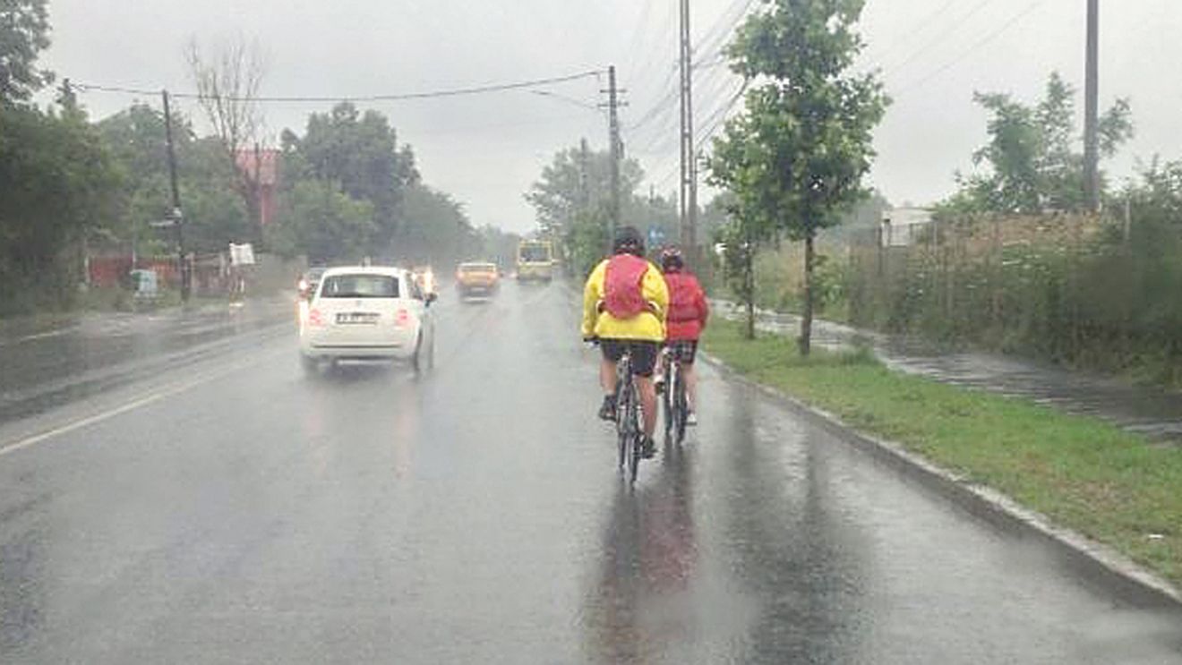 Ploua infernal și ei pedalau
