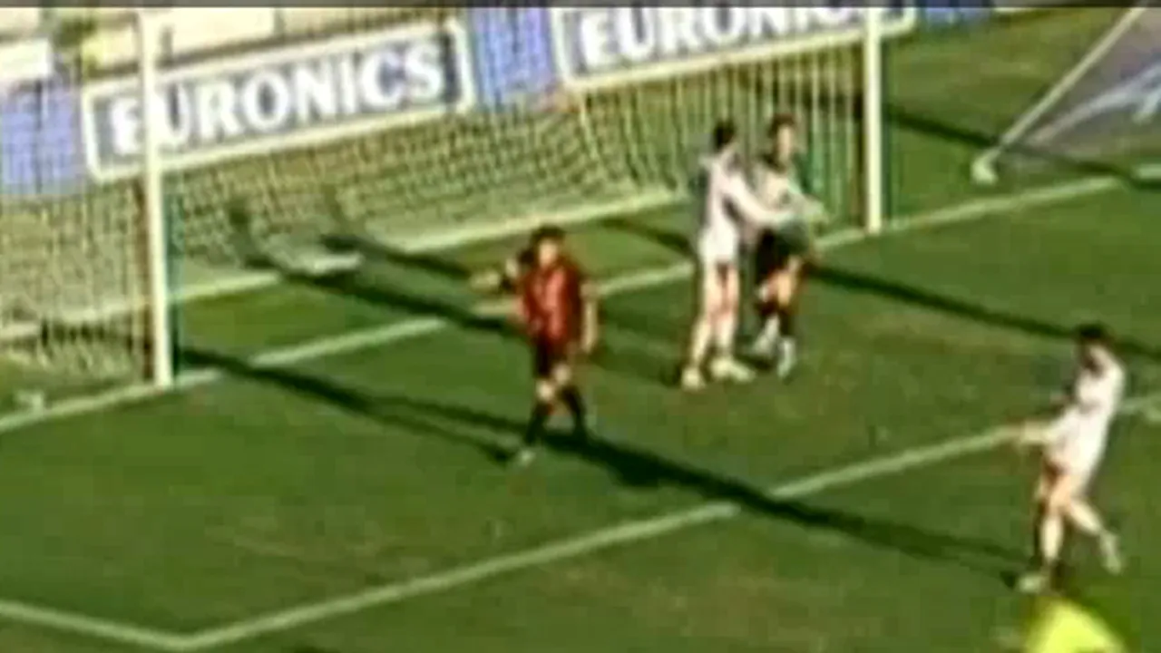 VIDEO A 'smuls' cu mâna mingea din brațele portarului și a marcat nestingherit!** Arbitrul a validat golul