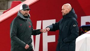 Ce le-au cerut Erik ten Hag și Jurgen Klopp fanilor înainte de Liverpool - Manchester United