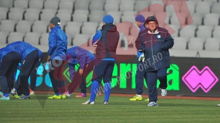 Fotbal-hochei și în Europa! "Nu-mi intră crampoanele" FOTO: Cum au reacționat gorjenii când au văzut terenul