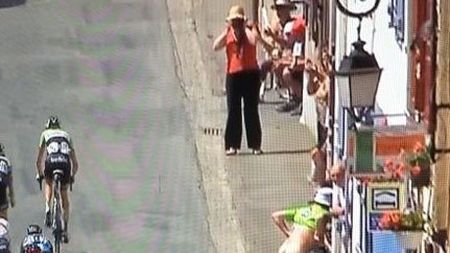 FOTO: Imagini cu "pătrățel roșu" în Turul Franței