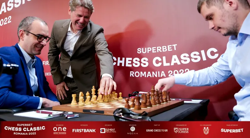 Bogdan Deac a pierdut cu Leinier Dominguez la Superbet Chess Classic Romania 2022. Prima mutare i-a aparținut fostului fotbalist Florin Răducioiu