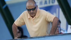 "Bine că ne arbitrează Balaj!** Departamentul de butoane al lui Dinamo nu-l poate contacta!"