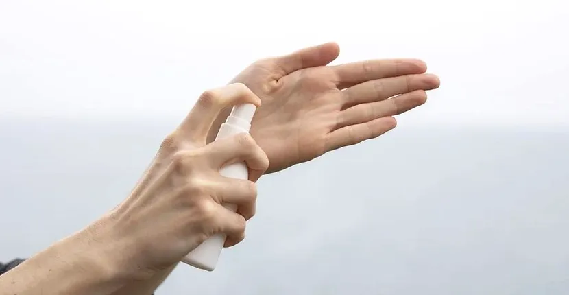 Ireal: ce s-a întâmplat cu o femeie după ce s-a dat pe mâini cu dezinfectant dintr-un supermarket: 'Zici că-s fiartă în oală'