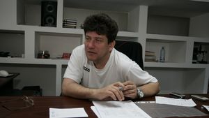 "Sunt dat afară de presă"