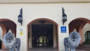 "Câinii", păziți de lei în cantonament! Dinamoviștii sunt cazați în același hotel în care au stat și rivalii de la FCSB. GALERIE FOTO