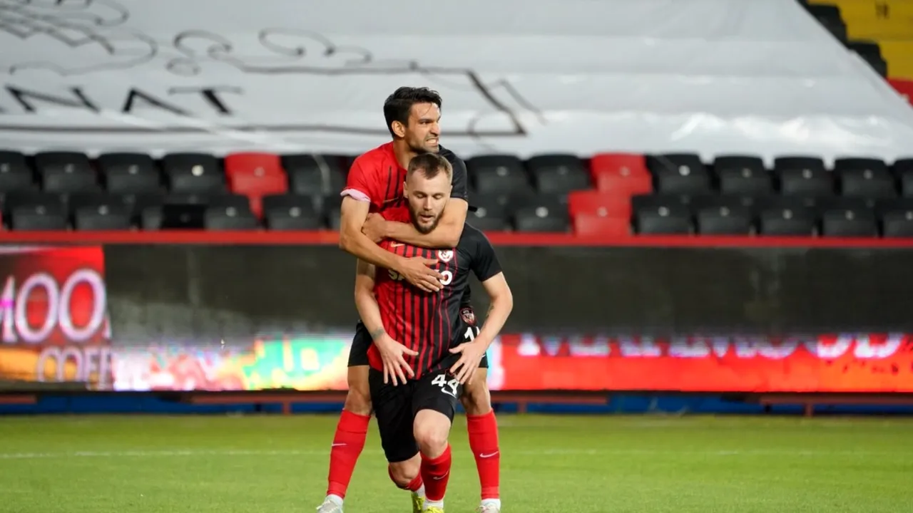 Nebunie în Turcia! Marius Șumudică a evitat la ultima fază o înfrângere cu Galatasaray. Maxim, decisiv cu un gol din penalty în prelungiri. Tot românul a scos lovitura de la 11 metri | VIDEO