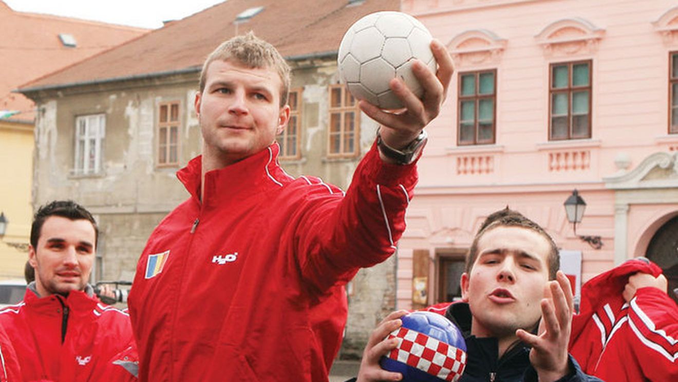 INTERVIU SFÃ‚ȘIETOR | Petre Cozma, la 10 ani de la moartea lui Marian: "Are grijă de noi de acolo, de sus". Veszprem i-a trimis o invitație la meciul cu Barcelona din Liga Campionilor: "Să vedeți ce o să facă ungurii pentru băiatul meu"