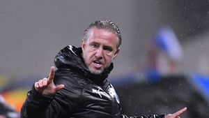 Laurențiu Reghecampf și-a pierdut cumpătul și i-a atacat pe Toni Petrea, Meme Stoica și Gigi Becali! Totul a plecat de la faptul că oficialii FCSB vor ajutorul Craiovei în meciul cu CFR: „Nu sunt angajat acolo! Să-și vadă de echipa lor”