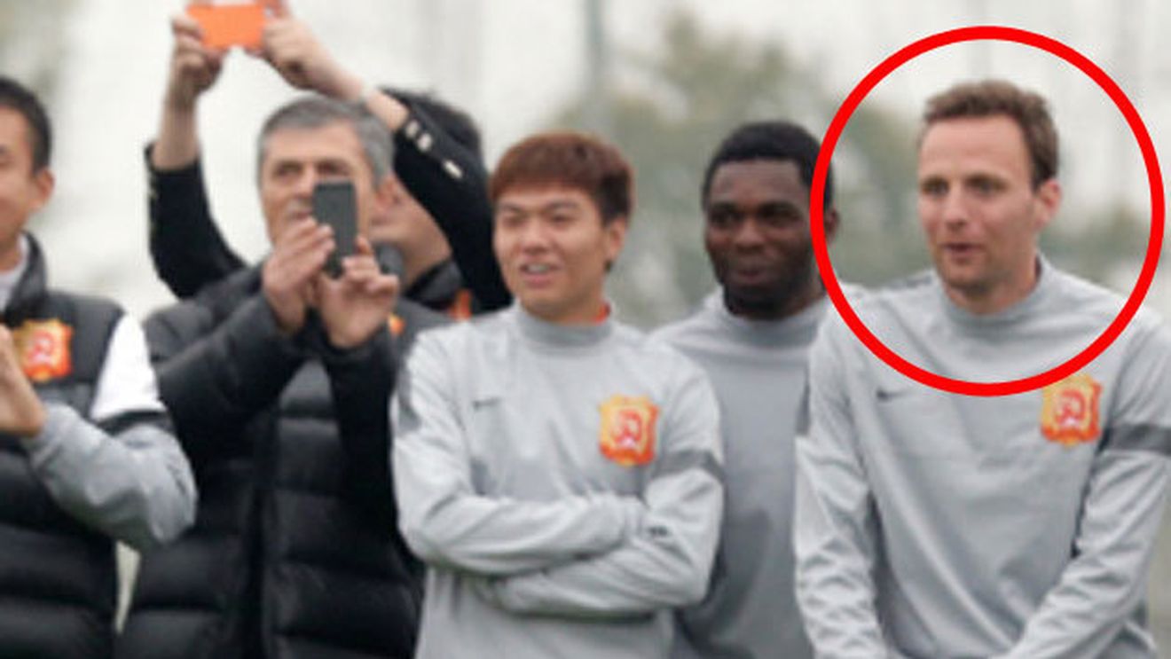 Imaginea lunii! GENIAL. Martinovic abia s-a putut abține să nu râdă, toți colegii și-au scos mobilele :) De ce surpriză a avut parte fostul stelist: