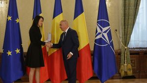 Cristina Neagu, decorată de Ilie Bolojan: „În semn de mulțumire pentru ce ați făcut pentru România”