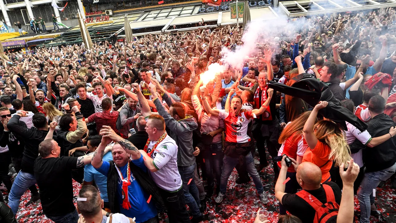 VIDEO Imagini fabuloase la Rotterdam! Străzile orașului au fost inundate de fanii lui Feyenoord după câștigarea unui titlu așteptat 18 ani!