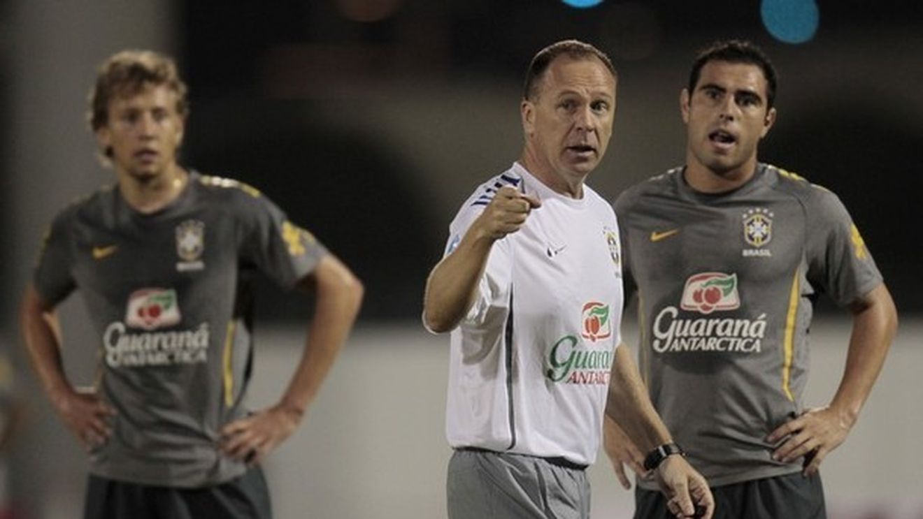 Selecționerul i-a ÎNNEBUNIT pe brazilieni! "Ă‚sta știe ce face? ** Menezes i-a scos din lot pe Kaka, Lucio și Maicon, dar a convocat un jucător-surpriză