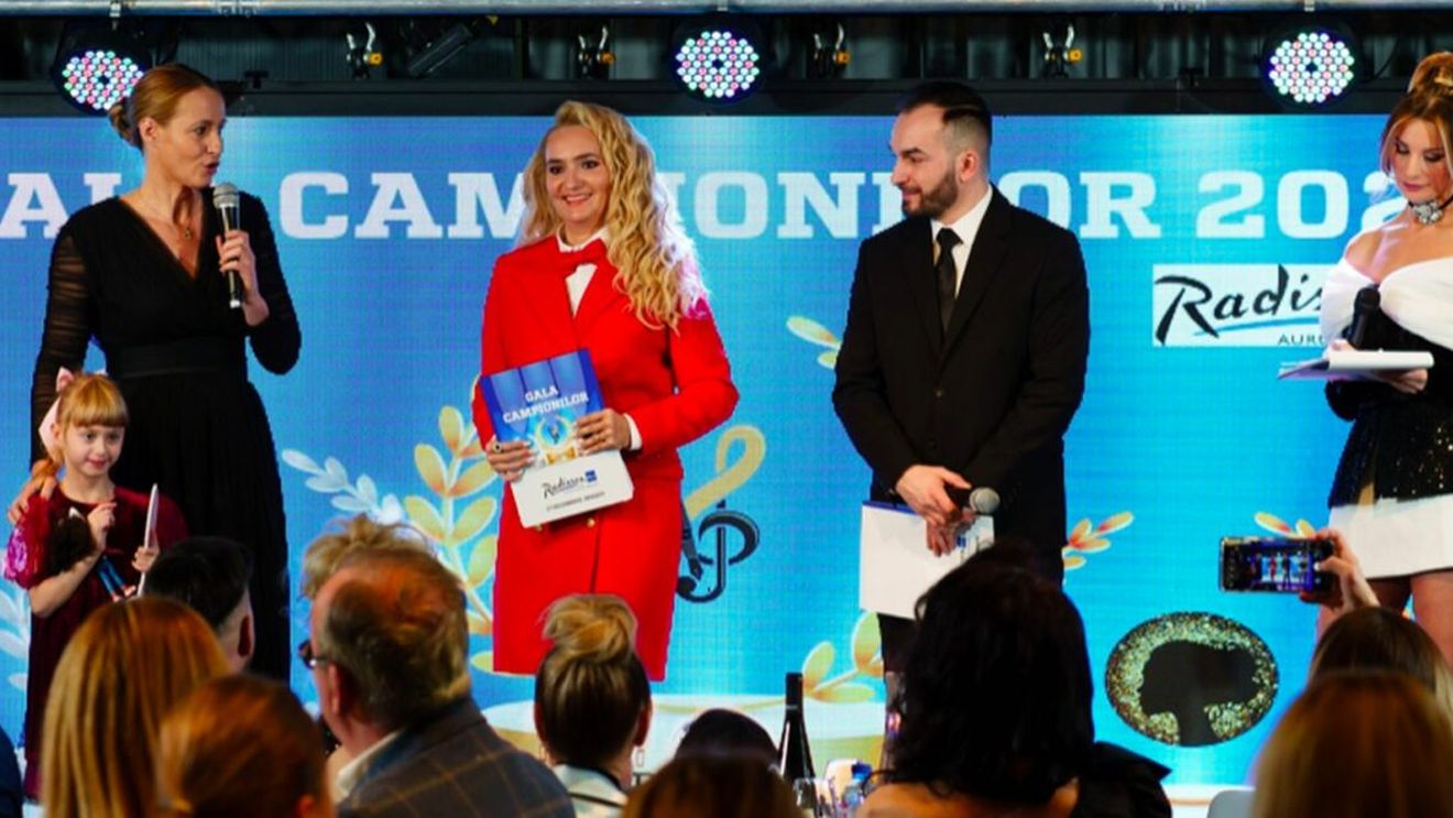 Alături de fetița ei, Camelia Potec a fost premiată pentru organizarea Campionatului European de înot pentru seniori, la Gala Campionilor 2023!