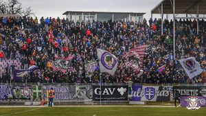 Iniţiativă de toată lauda a suporterilor clubului ASU Politehnica, în contextul panicii la nivel naţional, provocată de coronavirus. Gestul pe care fanii sunt îndemnaţi să-l facă pentru vârstnici