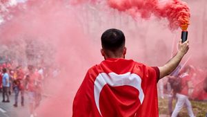 Imagini cu bătaia generală de la EURO 2024, din fan zone, dintre susținătorii Turciei și cei ai Olandei! Scandalul a pornit după ce olandezii i-au provocat pe turci: poliția germană a intervenit de urgență, după ce suporterii și-au cărat pumni și picioare