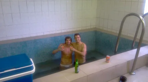FOTO Pancu și Deac au făcut pace în slipi, la un pahar… de suc :)** „Berea nu e a noastră”