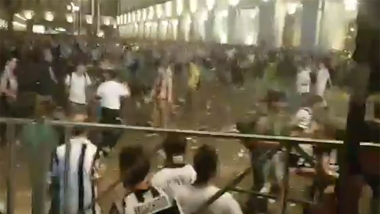 VIDEO | Haos în Torino pentru o presupusă alarmă cu bombă. Mii de fanii s-au înghesuit să părăsească piața. Sunt peste 1.500 de răniți