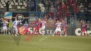 FOTO: Cea mai controversată fază a meciului. Henț în careul Stelei, arbitrul n-a fluierat nimic