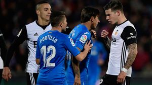 Etapă de coșmar pentru granzii din La Liga! Valencia, ultima "victimă": "Liliecii", la prima înfrângere în campionat, deși au jucat aproape tot meciul cu un om în plus. Fără să câștige, BarÃ§a și-a mărit avantajul în fruntea clasamentului