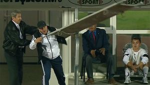 Manea a aruncat cu o targă spre arbitru!** "Nu e prima dată când suntem furați pe față"