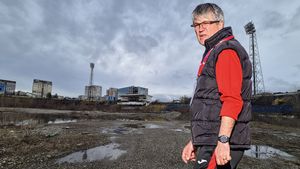 Cristian Popovici, în lacrimi la ultima vizită pe ruina ce a rămas din ”Municipalul” băcăuan. ”Am plâns instantaneu. Acolo am pus ghetele în picioare și mă doare când văd această ruină în mijlocul orașului”