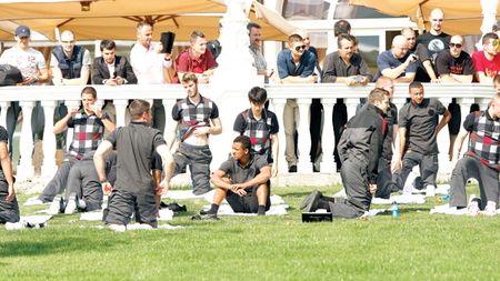 Ferguson nu a ieșit din hotel. **"Bunker-ul United": cum s-au "apărat" diavolii