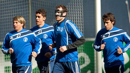 Dezvăluiri din vestiarul lui Schalke!** Cu ce atitudine intra Deac în locul unde se schimbau Raul și Huntelaar 