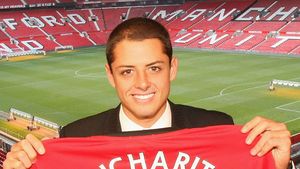 VIDEO A demisionat ca să-și vadă fiul LIVE la CM 2010! Vezi ce știe "Chicharito" Hernandez