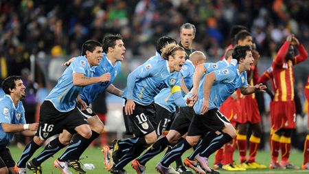 VIDEO 3D** Uruguay e în semifinale după 40 de ani! Vezi 'scărița' lui 'El Loco' Abreu