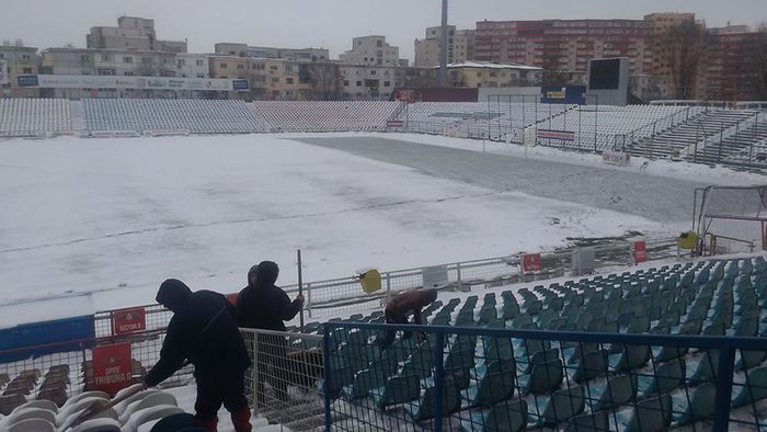 Un grup de suporteri ai echipei Oțelul Galați au ajutat la deszăpezirea stadionului