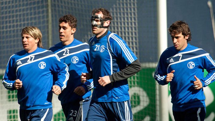 Dezvăluiri din vestiarul lui Schalke!** Cu ce atitudine intra Deac în locul unde se schimbau Raul și Huntelaar 