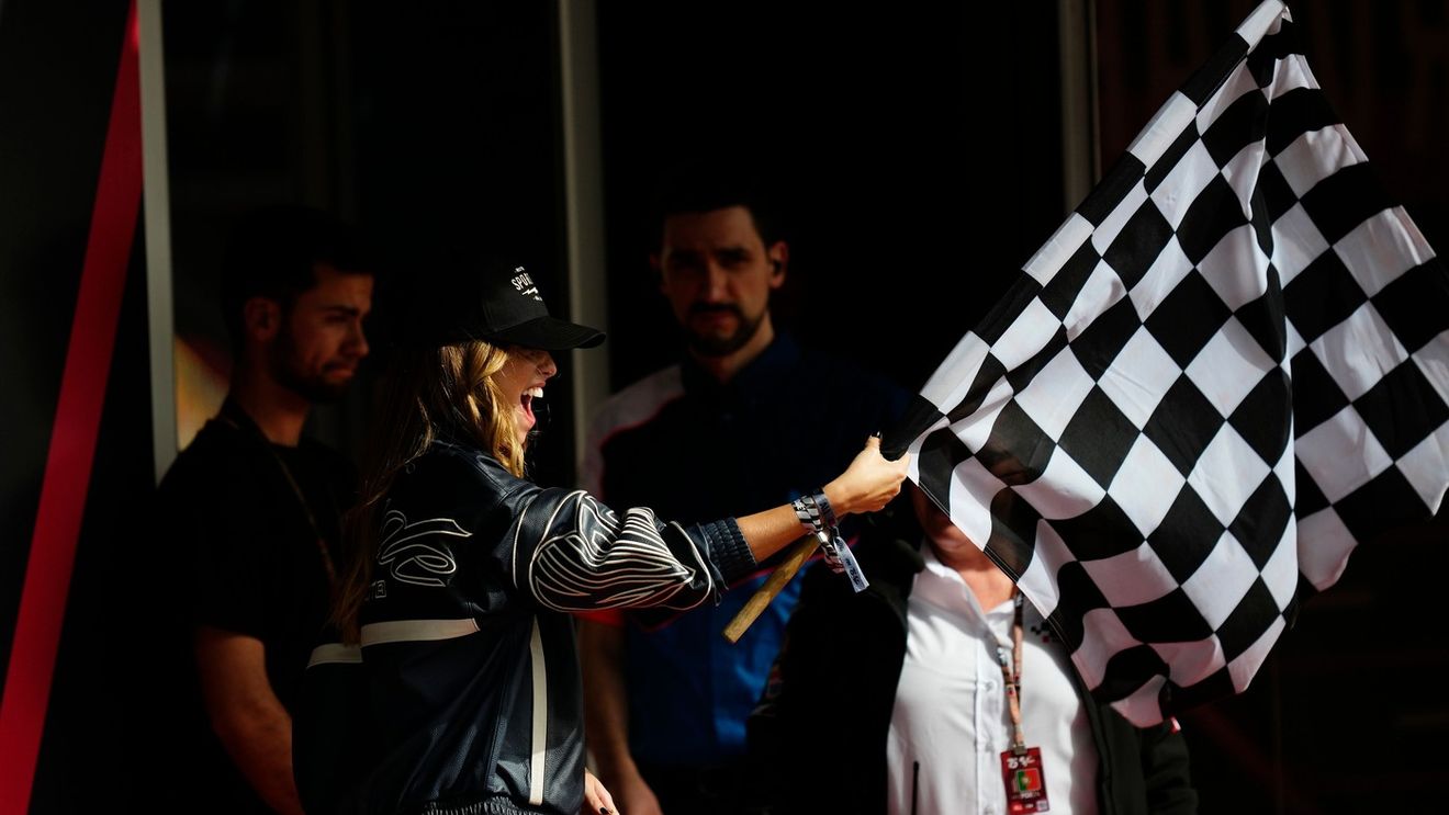 Manechinul tăcut se iubește discret cu milionarul care a făcut senzație la Miami, în Marele Premiu de Formula! GALERIE FOTO