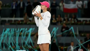 A „turbat” când a văzut cecul de la Madrid. Rivala Simonei Halep sigur nu a primit prea bine vestea, deși suma primită e uriașă: cu cât a luat mai puțin campioana Iga Swiatek pentru titlul WTA față de Aryna Sabalenka, câștigătoarea de anul trecut