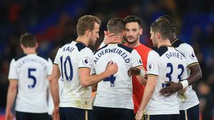 Înfrângerea care îl îngenunchează pe Wenger! Tottenham o "execută" pe Arsenal în 3 minute și păstrează viu visul câștigării titlului! Tunarii riscă să rateze Liga Campionilor pentru prima dată după 20 de ani!
