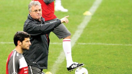 Turcii fac curățenie!** Adversarii României din preliminariile CM 2014 ne vor înfrunta fără Hiddink pe bancă