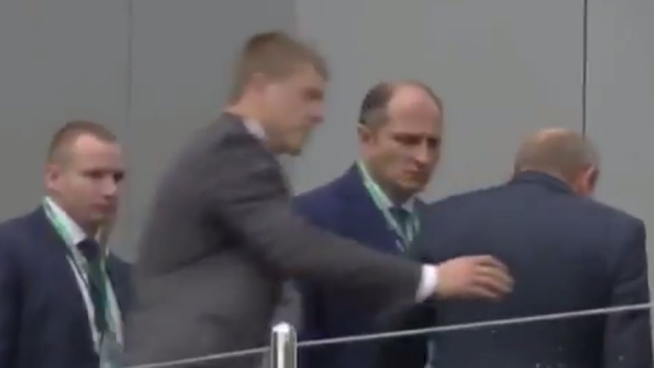Putin, la un pas să facă o "baie" de șampanie. VIDEO | Hamilton nu a ținut cont cine se află lângă el și a declanșat sărbătoarea