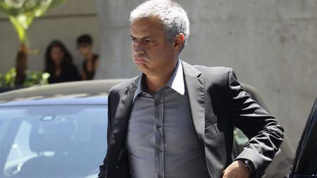 I-a dat peste mână lui "Mou"!** Fotbalistul care se joacă de-a Muntele și Mahomed cu Mourinho: "Dacă vrei să lucrăm amândoi, vino tu la echipa mea!"