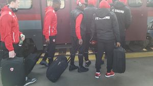 FOTO | Au prins ultimul tren spre play-off? Dinamoviștii au plecat la Sf. Gheorghe și au atras toate privirile în Gara de Nord
