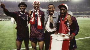 Îl mai recunoști? A câștigat Liga Campionilor cu Ajax și a fost vârful lui Arsenal, e campion olimpic, iar acum a devenit patronul unei televiziuni de sport | FOTO 