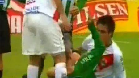 Fază NEMAIVĂ‚ZUTĂ‚ pe terenul de fotbal!** Un jucător și-a MUȘCAT un adversar VIDEO