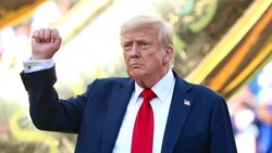 Donald Trump chiar n-a avut nicio limită a bunului simț! Și-a luat singur o medalie de câștigător al Campionatului Mondial al Cluburilor