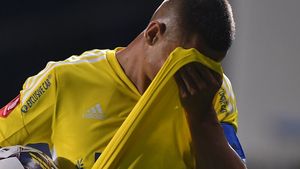 Calvarul prin care trece Valentin Țicu după ce i-a rupt piciorul lui Dragoș Iancu și a primit o suspendare record în Superliga! Mesajul misterios pe care l-a postat arată zbaterile sale emoționale