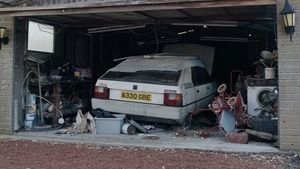 Un inginer a cumpărat o mașină nouă și timp de 38 de ani a abandonat-o într-un hambar. Ce a descoperit fiica lui după ce bărbatul a murit și ea a scos-o la vânzare