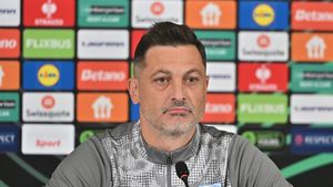 Mirel Rădoi, declarația serii după Craiova - Rapid: „Dați-le cartonaşe jucătorilor mei până se schimbă echipamentul din alb-albastru în galben”